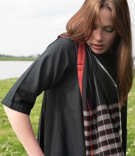 Katoenen sjaal zwart rood-wit geruit from Via India