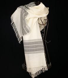 Roomwitte lamswollen sjaal met ingeweven motief van Via India