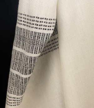 Roomwitte lamswollen sjaal met ingeweven motief from Via India