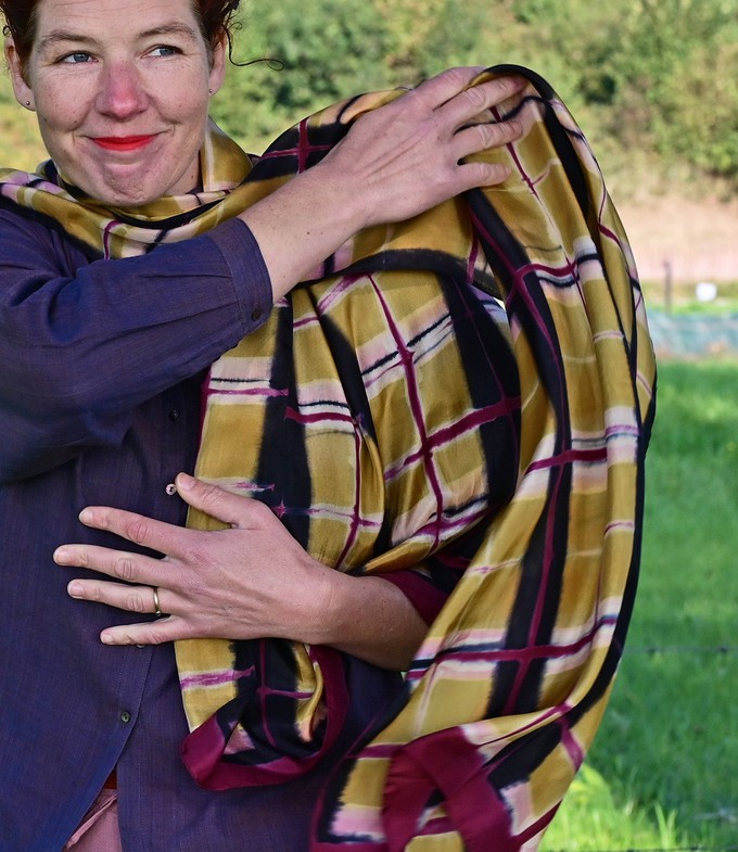 Zijden sjaal paars-oker handgeverfd from Via India