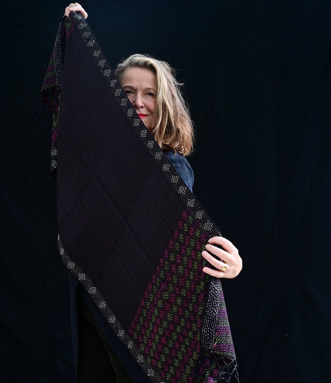 Kantha sjaal zwart matka zijde roze-groen geborduurd from Via India