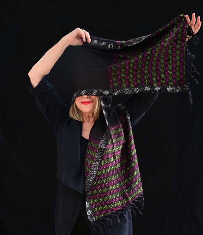 Kantha sjaal zwart matka zijde roze-groen geborduurd from Via India