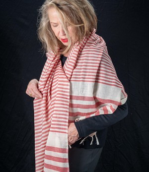 Sjaal biokatoen rood gestreept from Via India