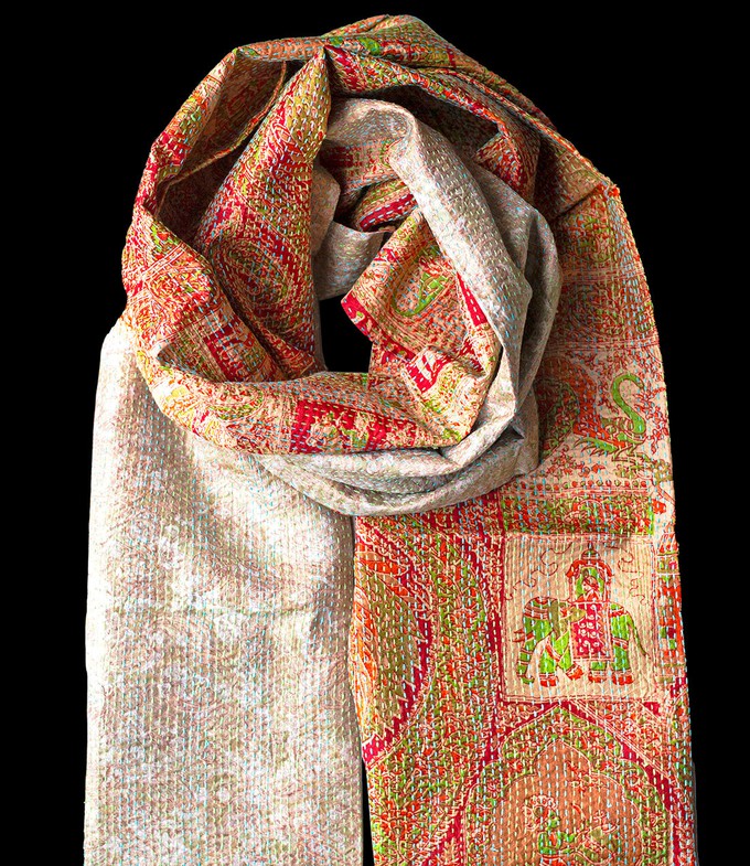 Kantha sjaal hergebruikte zijde rood-zilvergrijs from Via India