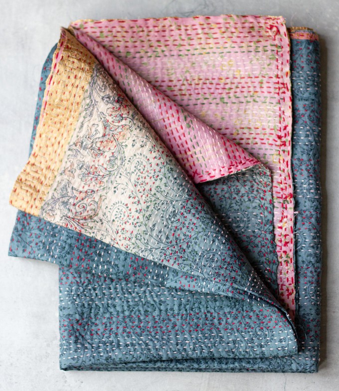 Kantha sjaal hergebruikte zijde Grey-Pink voor inkopers from Via India