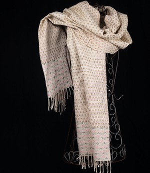 Ivoorwitte sjaal van matkazijde met kantha-borduurwerk from Via India