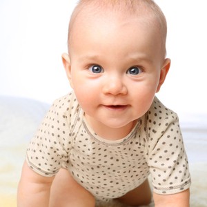 Babyrompertje met korte mouwen van bio-katoen, taupe from Waschbär