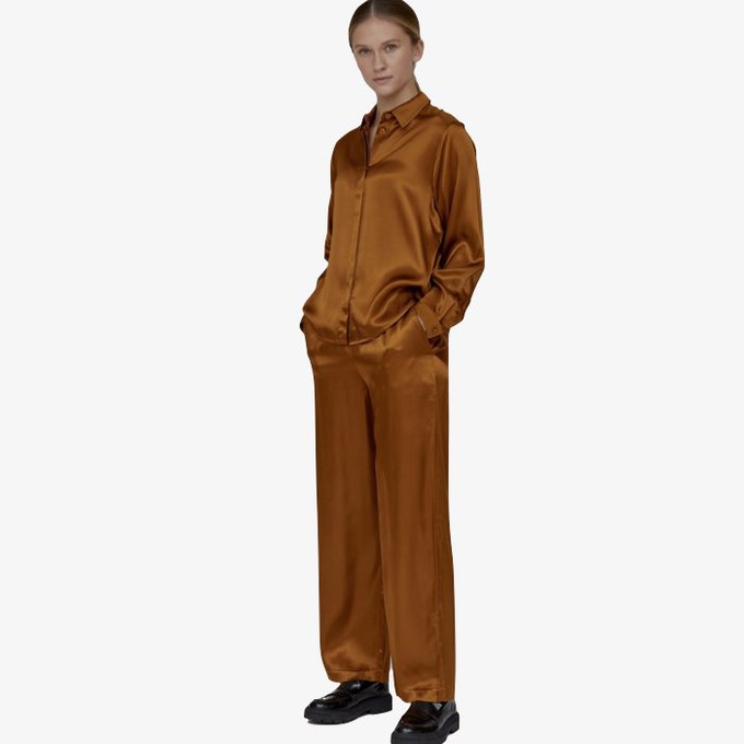 Satijnen Shirt Flora | Basic Apparel | Karamel from WhatTheF
