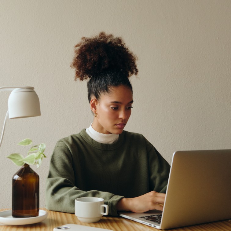 vrouw die zich inschrijft voor een nieuwsbrief van een duurzaam merk