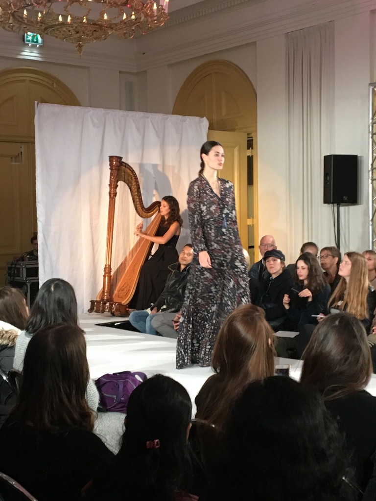 Catwalk model met harp