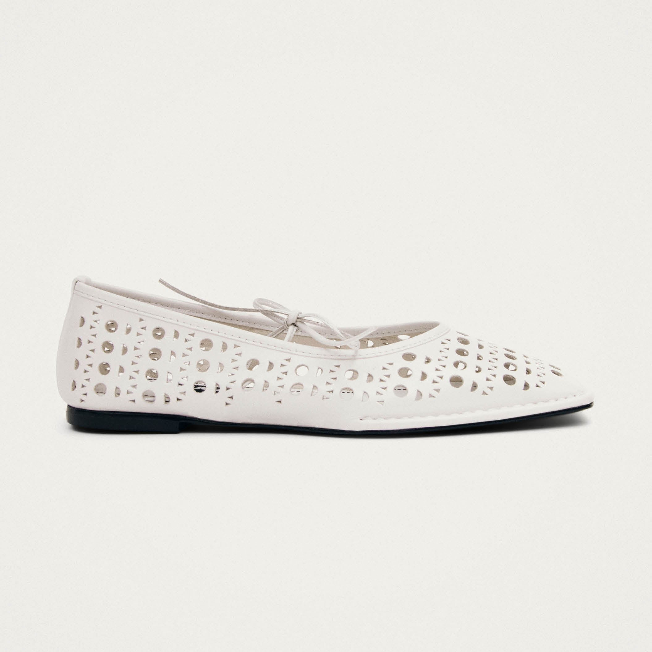 【関税＆送料込み】ChloAC Ballet Flats Cut-Out Details CHLOÉ Luna cutout leather ballet flats | NET-A-PORTER