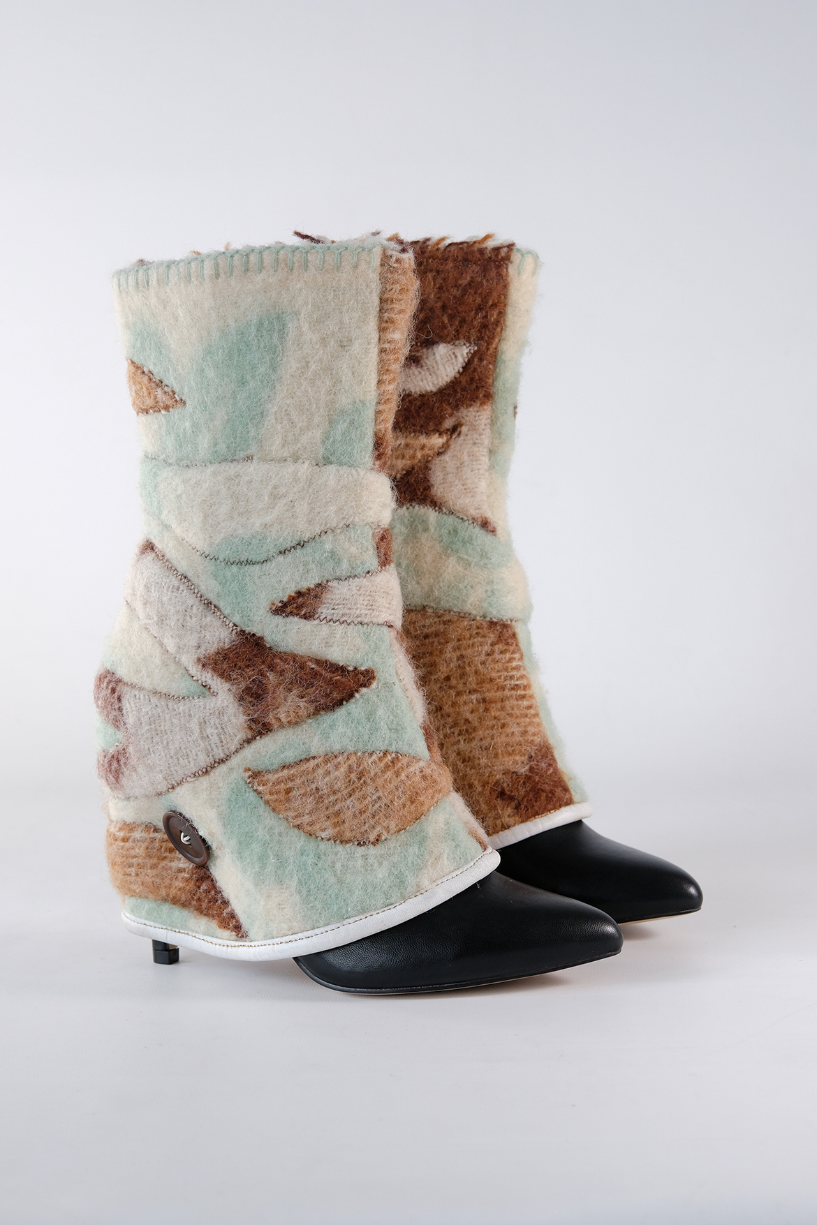 Tigra | unique gaiters from felted woollen blankets from Pepavana Tigra | unique gaiters from felted woollen blankets from Pepavana